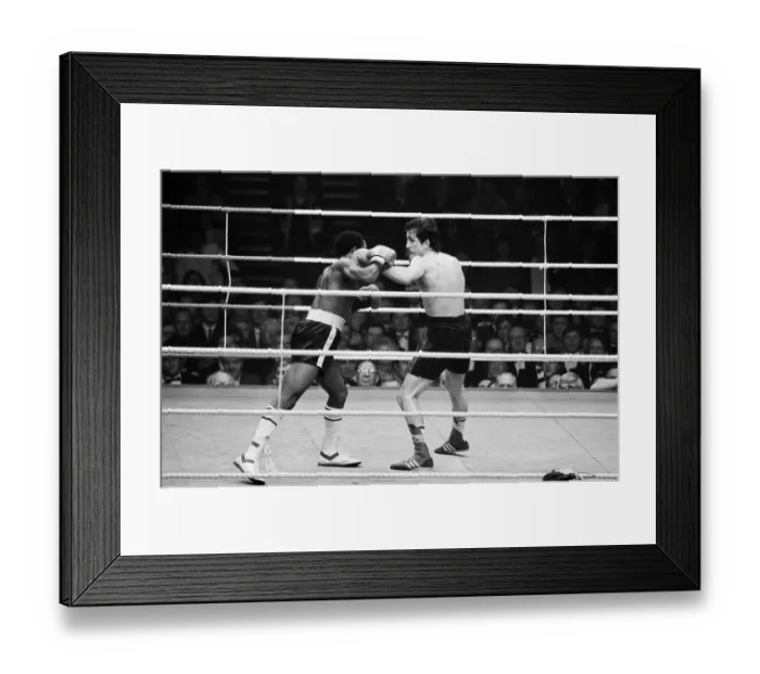 Framed Print : Barry McGuigans second defence of his WBA title against Danilo Cabrera at The Royal