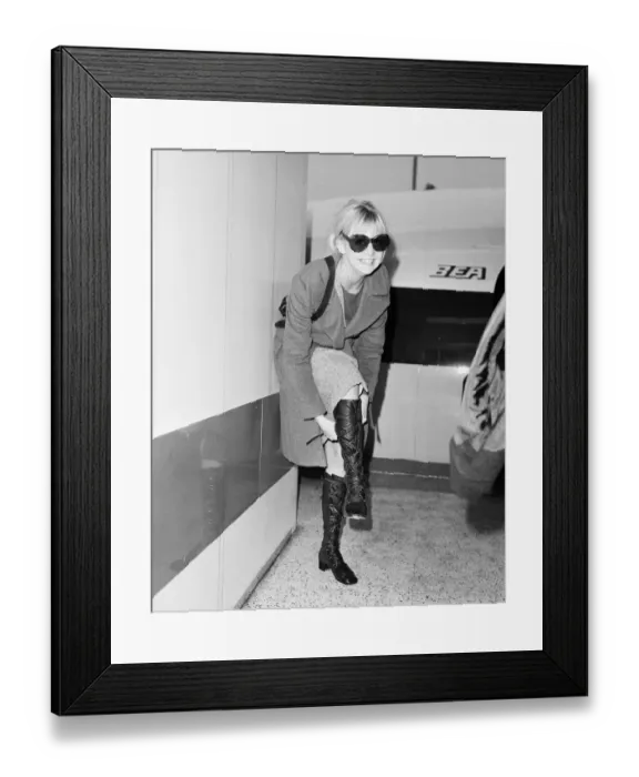 Framed Print : Goldie Hawn, American actress at London Heathrow Airport, 29th January 1970