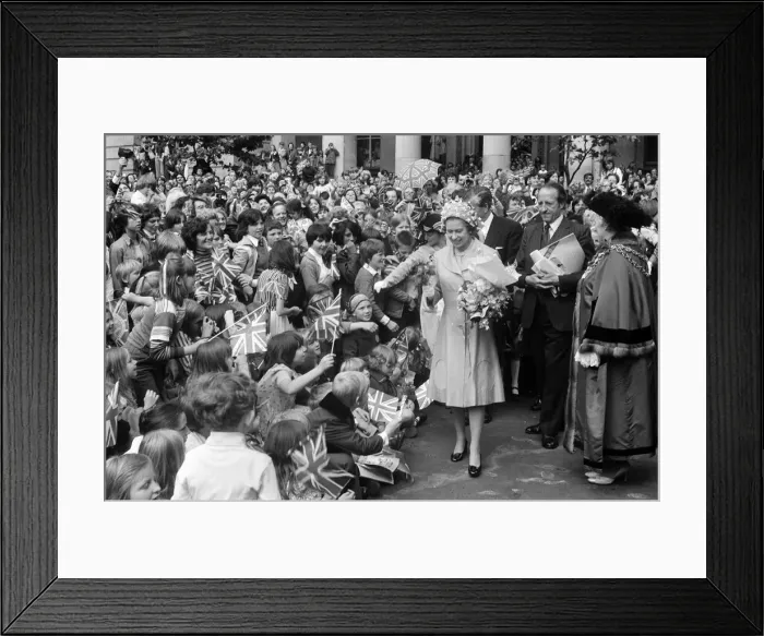 Framed Print : Queen Elizabeth II during her visit to Birmingham, West Midlands for her Silver Jubilee Framed Print : Queen Elizabeth II during her visit to Birmingham, West Midlands for her Silver Jubilee