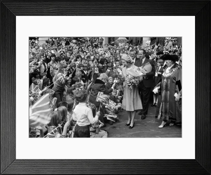 Framed Print : Queen Elizabeth II during her visit to Birmingham, West Midlands for her Silver Jubilee Framed Print : Queen Elizabeth II during her visit to Birmingham, West Midlands for her Silver Jubilee