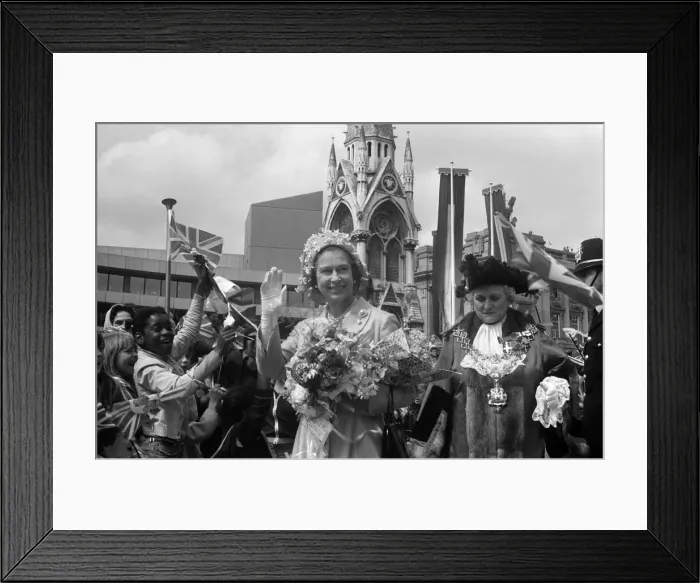 Framed Print : Queen Elizabeth II during her visit to Birmingham, West Midlands for her Silver Jubilee Framed Print : Queen Elizabeth II during her visit to Birmingham, West Midlands for her Silver Jubilee