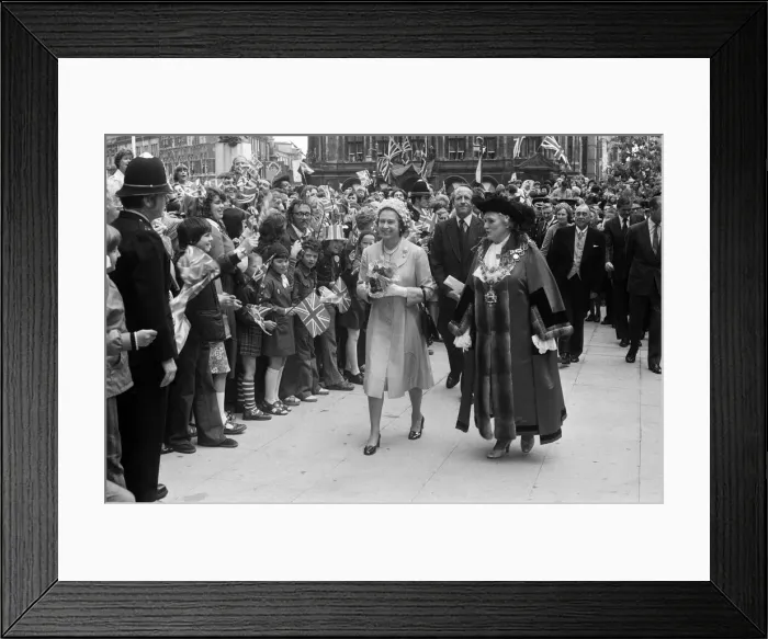 Framed Print : Queen Elizabeth II during her visit to Birmingham, West Midlands for her Silver Jubilee Framed Print : Queen Elizabeth II during her visit to Birmingham, West Midlands for her Silver Jubilee