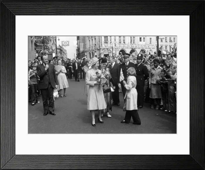 Framed Print : Queen Elizabeth II during her visit to Birmingham, West Midlands for her Silver Jubilee Framed Print : Queen Elizabeth II during her visit to Birmingham, West Midlands for her Silver Jubilee