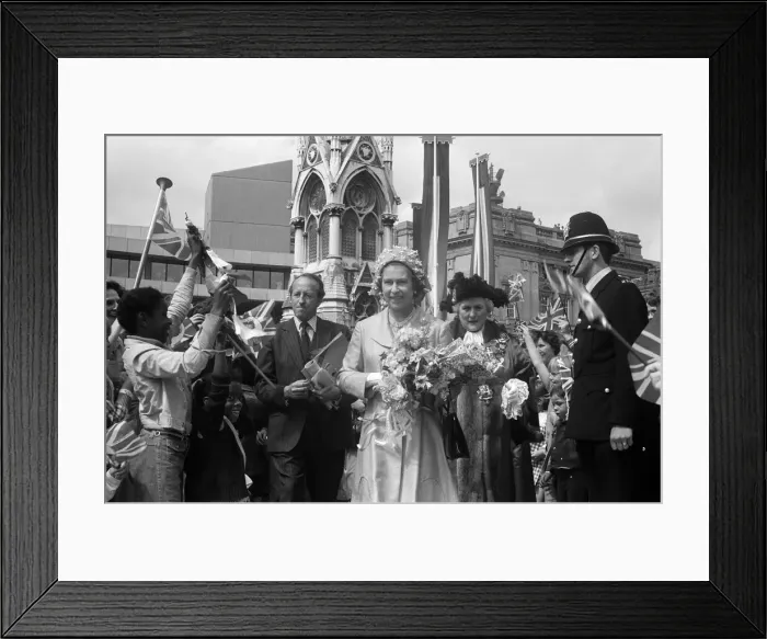 Framed Print : Queen Elizabeth II during her visit to Birmingham, West Midlands for her Silver Jubilee Framed Print : Queen Elizabeth II during her visit to Birmingham, West Midlands for her Silver Jubilee