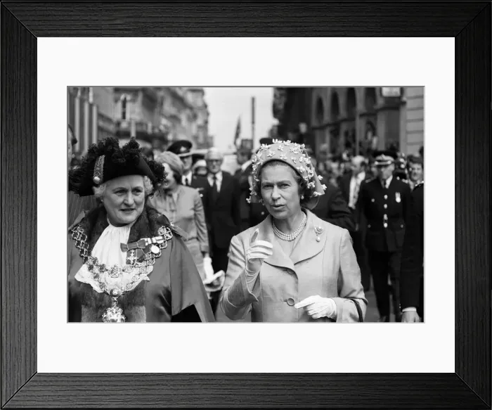Framed Print : Queen Elizabeth II during her visit to Birmingham, West Midlands for her Silver Jubilee Framed Print : Queen Elizabeth II during her visit to Birmingham, West Midlands for her Silver Jubilee