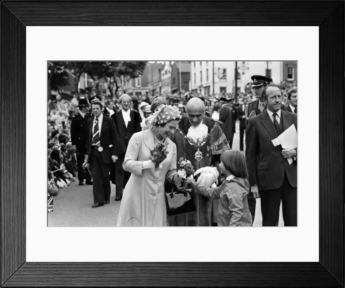 Framed Print : Queen Elizabeth II during her visit to Dudley during her Silver Jubilee tour Framed Print : Queen Elizabeth II during her visit to Dudley during her Silver Jubilee tour