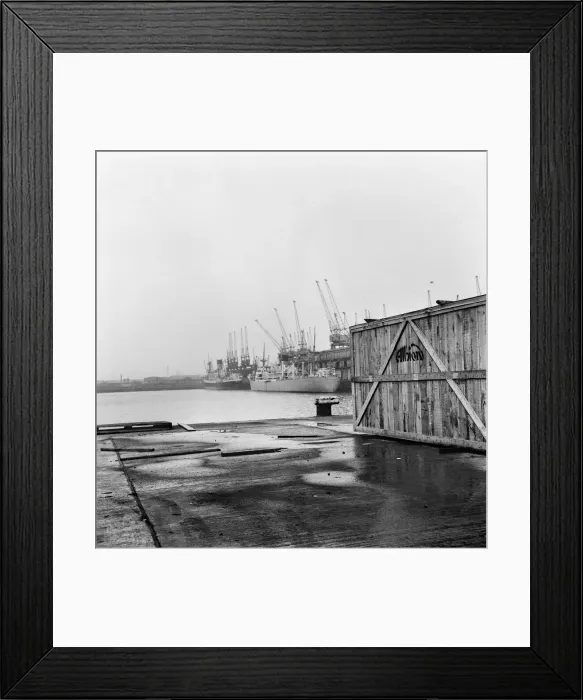 Framed Print : Mass meeting held by joint union strikers on the Liverpool waterfront during the ongoing Framed Print : Mass meeting held by joint union strikers on the Liverpool waterfront during the ongoing