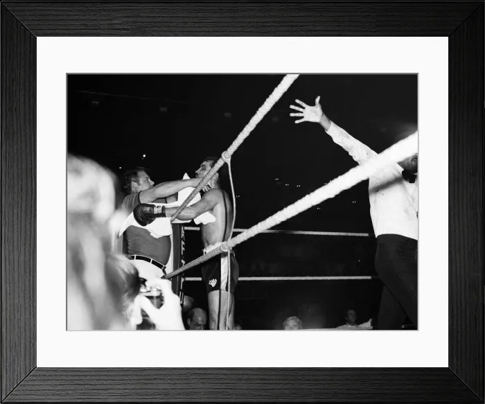 Framed Print : Alan Minter vs. Marvin Hagler, WBA and WBC world middleweight title fight, Wembley Arena Framed Print : Alan Minter vs. Marvin Hagler, WBA and WBC world middleweight title fight, Wembley Arena