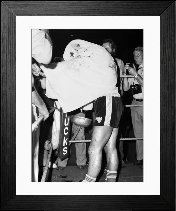 Framed Print : Alan Minter vs. Marvin Hagler, WBA and WBC world middleweight title fight, Wembley Arena