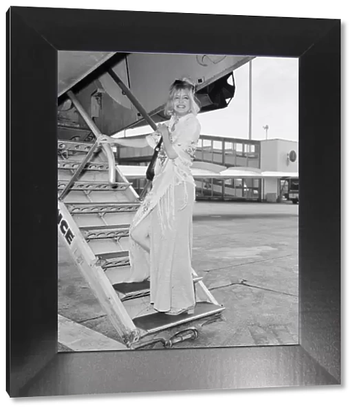 Goldie Hawn, American actress at London Heathrow Airport, Saturday 30th May 1970