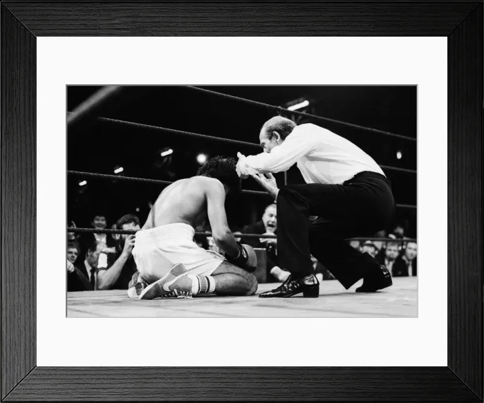 Framed Print : Barry McGuigans comeback fight against Nicky Perez, Alexandra Pavillion, London