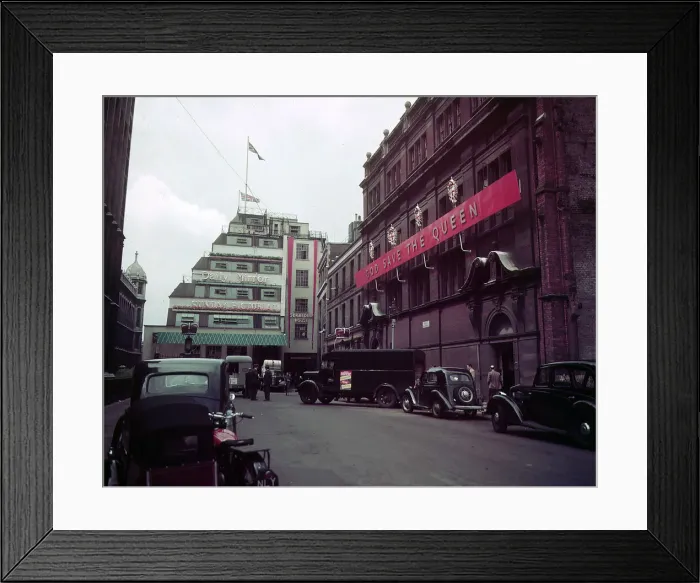 Framed Print : Exterior view of Gerladine House, headquarters of the Daily Mirror Newspaper in Fetter