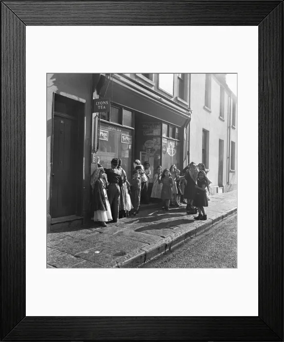 Framed Print : Arab children gather outside a general store on their way to attend the Peel Street Framed Print : Arab children gather outside a general store on their way to attend the Peel Street
