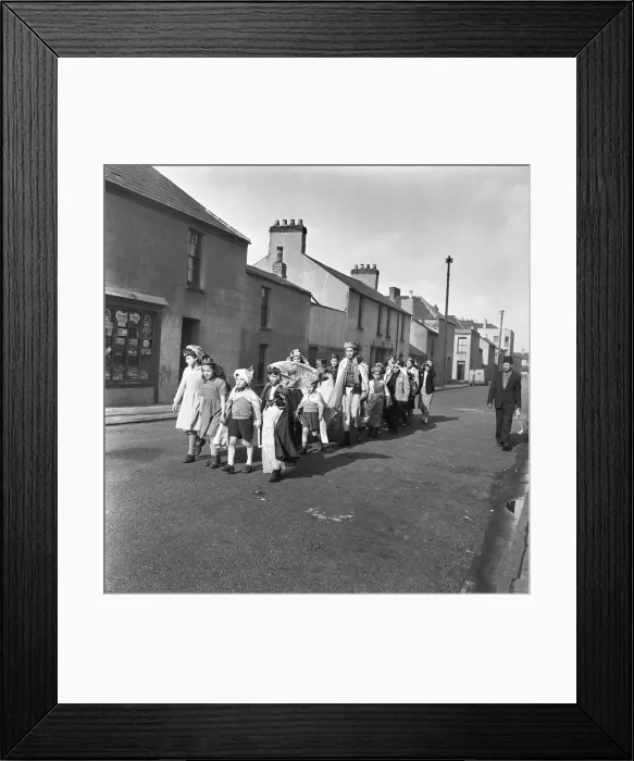 Framed Print : Arab children seen here on their way to attend the Peel Street Mosque in Tiger Bay