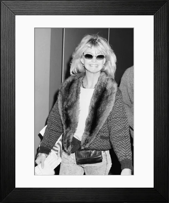 Framed Print : Goldie Hawn, American actress at London Heathrow Airport, November 1987 Framed Print : Goldie Hawn, American actress at London Heathrow Airport, November 1987