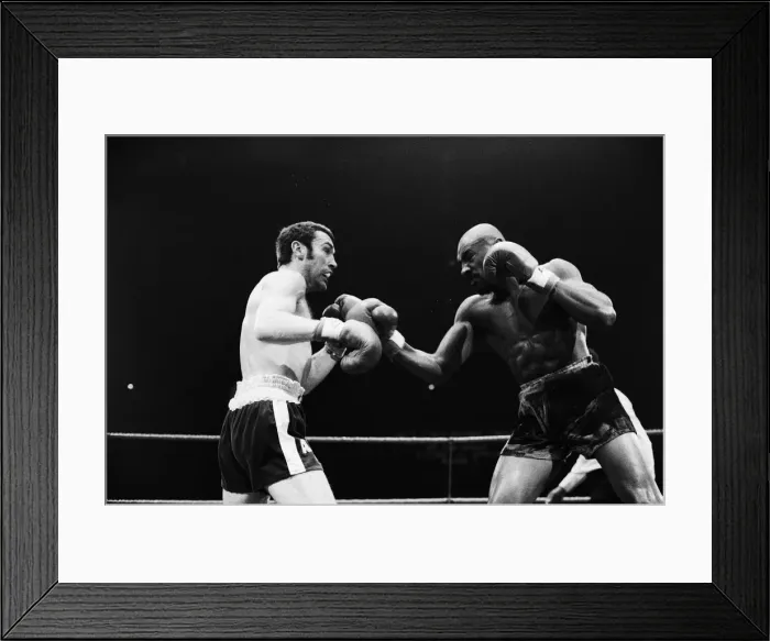 Framed Print : Alan Minter vs. Marvin Hagler, WBA and WBC world middleweight title fight, Wembley Arena