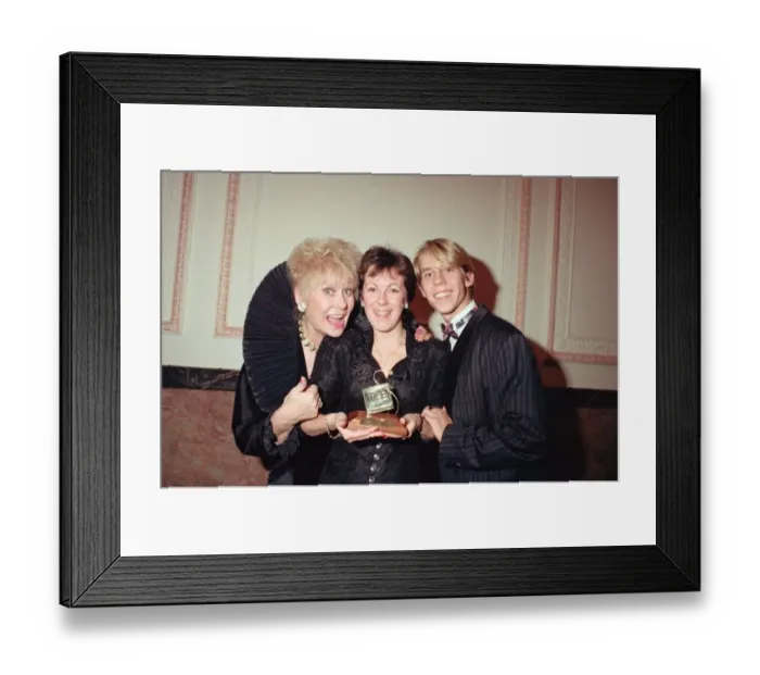Framed Print : Left to right, actress Liz Dawn of Coronation Street, Carolyn Reynolds