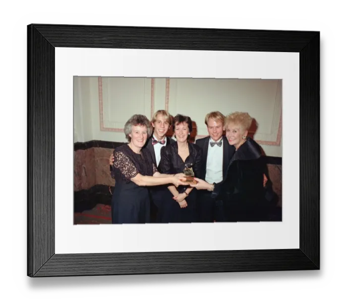 Framed Print : Evening Mail reader Mrs Brenda Ward of Walsall (left), presents the Soap of the Year
