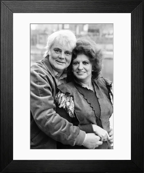 Framed Print : Pat Phoenix announces she is going to marry Tony Booth. 29th November 1983 Framed Print : Pat Phoenix announces she is going to marry Tony Booth. 29th November 1983