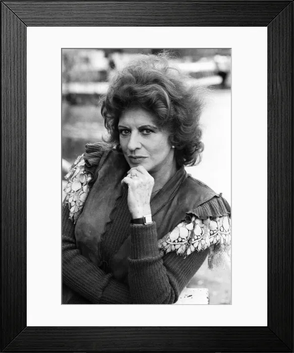 Framed Print : Pat Phoenix announces she is going to marry Tony Booth. 29th November 1983 Framed Print : Pat Phoenix announces she is going to marry Tony Booth. 29th November 1983