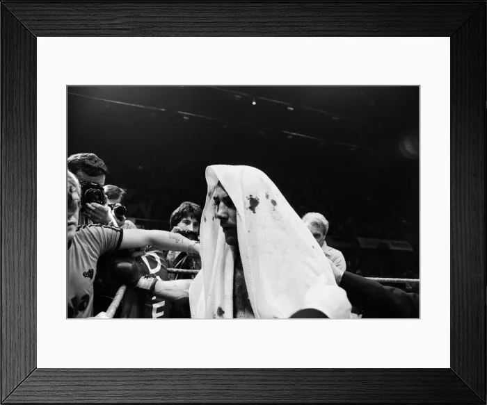 Framed Print : Alan Minter vs. Marvin Hagler, WBA and WBC world middleweight title fight, Wembley Arena