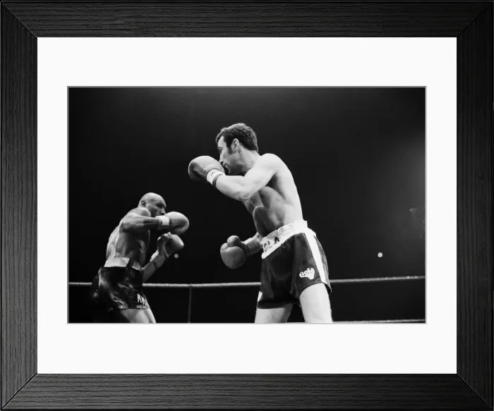 Framed Print : Alan Minter vs. Marvin Hagler, WBA and WBC world middleweight title fight, Wembley Arena Framed Print : Alan Minter vs. Marvin Hagler, WBA and WBC world middleweight title fight, Wembley Arena