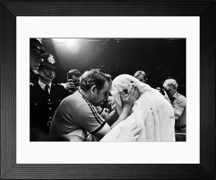 Framed Print : Alan Minter vs. Marvin Hagler, WBA and WBC world middleweight title fight, Wembley Arena Framed Print : Alan Minter vs. Marvin Hagler, WBA and WBC world middleweight title fight, Wembley Arena