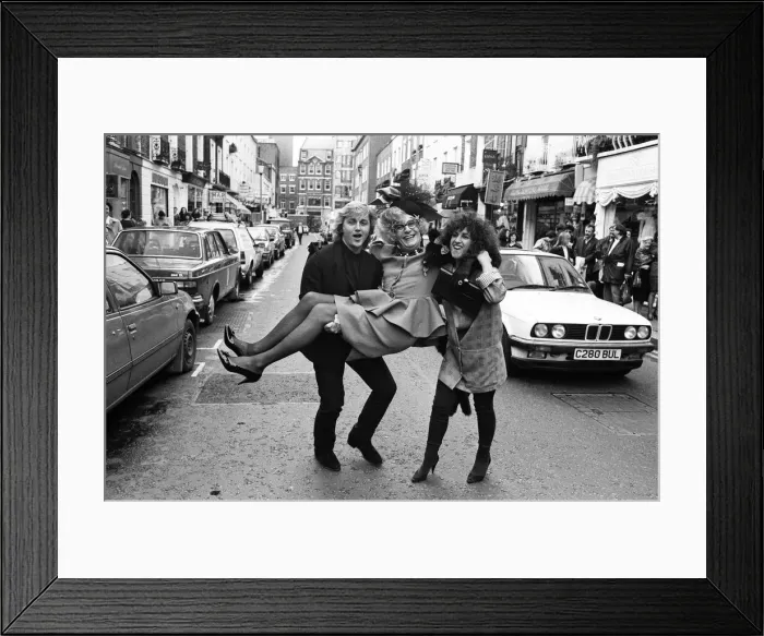 Framed Print : Barry Humphries in character as Dame Edna Everage with designers David Framed Print : Barry Humphries in character as Dame Edna Everage with designers David