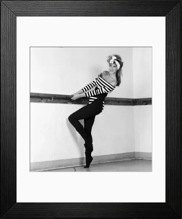 Framed Print : A model wearing stretch fashions. 3rd February 1988 Framed Print : A model wearing stretch fashions. 3rd February 1988