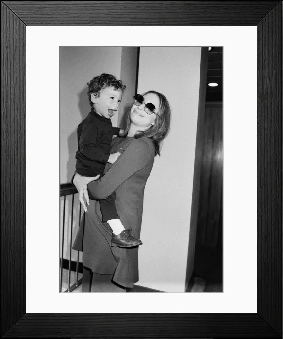 Framed Print : Barbra Streisand leaving Heathrow Airport for New York with her son Jason, aged 2