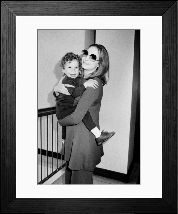 Framed Print : Barbra Streisand leaving Heathrow Airport for New York with her son Jason, aged 2