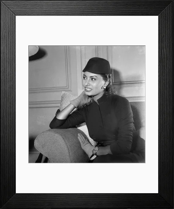 Framed Print : Italian film star Sophia Loren at the Savoy Hotel for next week Framed Print : Italian film star Sophia Loren at the Savoy Hotel for next week