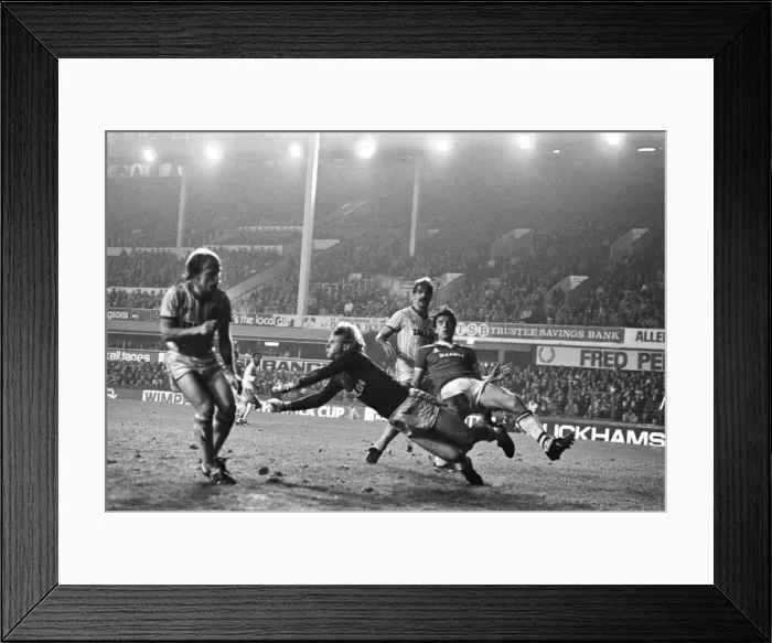 Framed Print : League Cup Third Round match at Goodison Park. Everton 2 v Coventry City 1 Framed Print : League Cup Third Round match at Goodison Park. Everton 2 v Coventry City 1