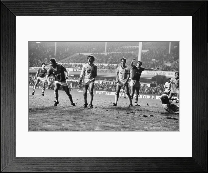 Framed Print : League Cup Third Round match at Goodison Park. Everton 2 v Coventry City 1 Framed Print : League Cup Third Round match at Goodison Park. Everton 2 v Coventry City 1