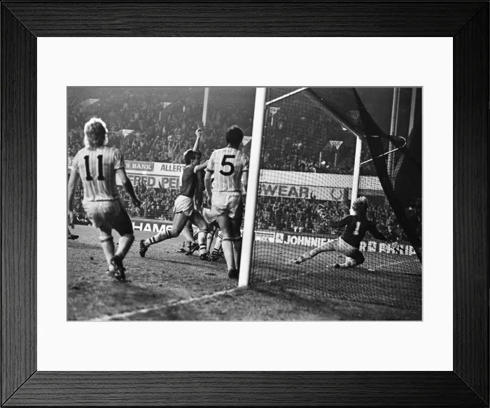 Framed Print : League Cup Third Round match at Goodison Park. Everton 2 v Coventry City 1 Framed Print : League Cup Third Round match at Goodison Park. Everton 2 v Coventry City 1