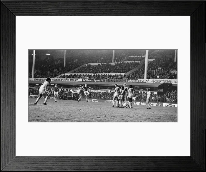 Framed Print : League Cup Third Round match at Goodison Park. Everton 2 v Coventry City 1 Framed Print : League Cup Third Round match at Goodison Park. Everton 2 v Coventry City 1