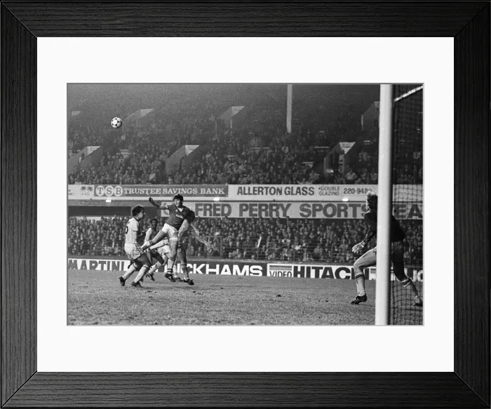 Framed Print : League Cup Third Round match at Goodison Park. Everton 2 v Coventry City 1 Framed Print : League Cup Third Round match at Goodison Park. Everton 2 v Coventry City 1