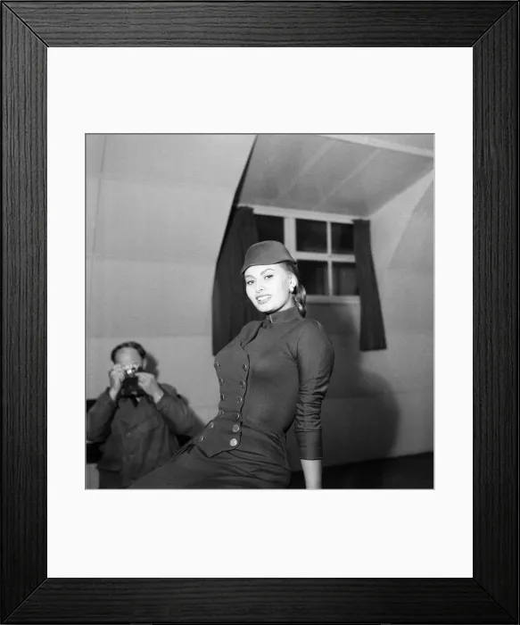 Framed Print : Italian film star Sophia Loren at the Savoy Hotel for next week Framed Print : Italian film star Sophia Loren at the Savoy Hotel for next week