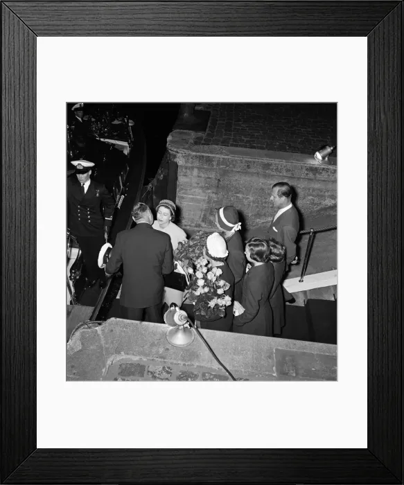 Framed Print : Queen Elizabeth II and Prince Philip, Duke of Edinburgh ending their state visit to Framed Print : Queen Elizabeth II and Prince Philip, Duke of Edinburgh ending their state visit to