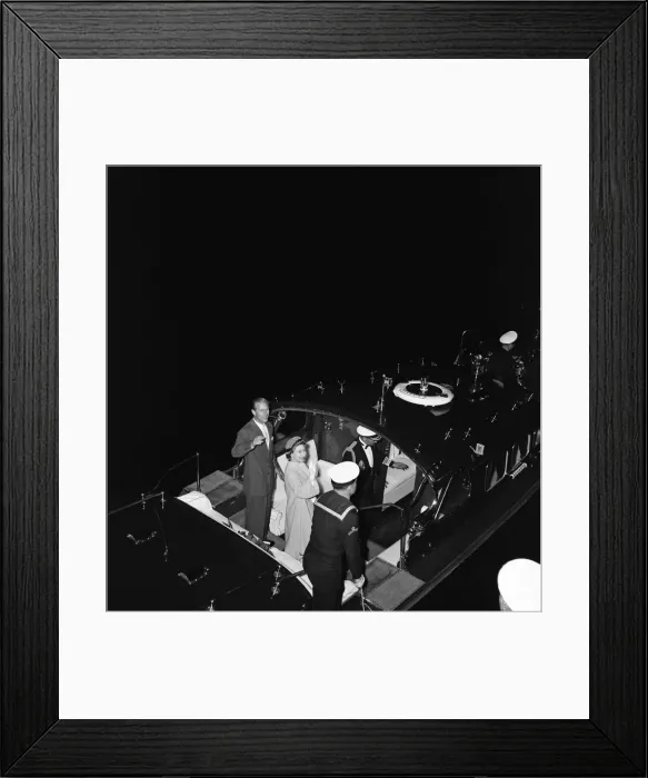 Framed Print : Queen Elizabeth II and Prince Philip, Duke of Edinburgh ending their state visit to Framed Print : Queen Elizabeth II and Prince Philip, Duke of Edinburgh ending their state visit to