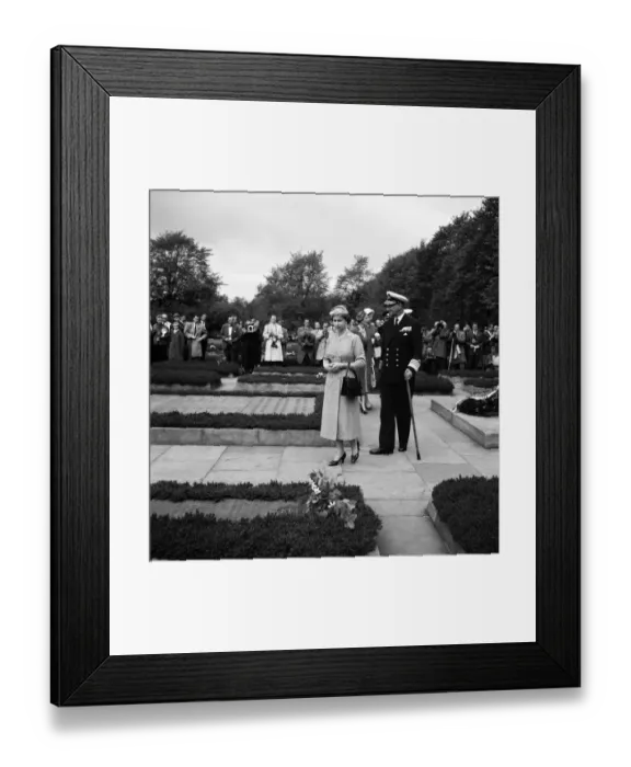 Framed Print : Queen Elizabeth II and Prince Philip, Duke of Edinburgh visit to Denmark Framed Print : Queen Elizabeth II and Prince Philip, Duke of Edinburgh visit to Denmark