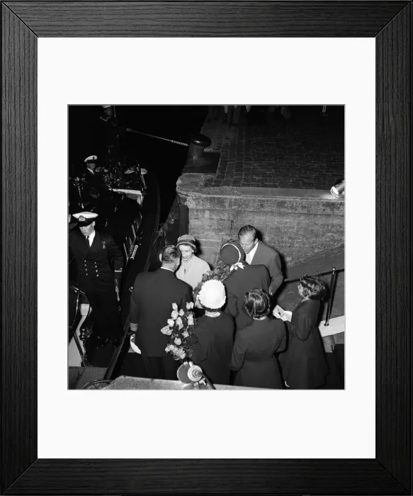 Framed Print : Queen Elizabeth II and Prince Philip, Duke of Edinburgh ending their state visit to Framed Print : Queen Elizabeth II and Prince Philip, Duke of Edinburgh ending their state visit to