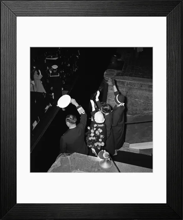 Framed Print : Queen Elizabeth II and Prince Philip, Duke of Edinburgh ending their state visit to Framed Print : Queen Elizabeth II and Prince Philip, Duke of Edinburgh ending their state visit to