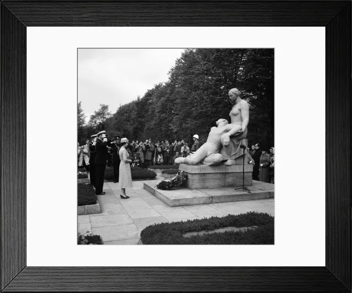 Framed Print : Queen Elizabeth II and Prince Philip, Duke of Edinburgh visit to Denmark Framed Print : Queen Elizabeth II and Prince Philip, Duke of Edinburgh visit to Denmark