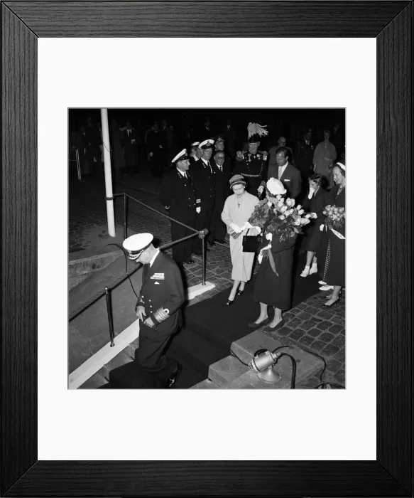 Framed Print : Queen Elizabeth II and Prince Philip, Duke of Edinburgh ending their state visit to Framed Print : Queen Elizabeth II and Prince Philip, Duke of Edinburgh ending their state visit to