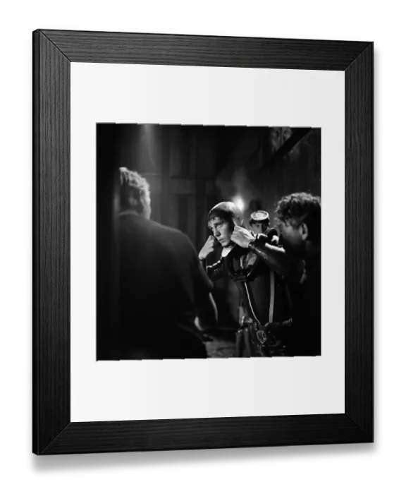Framed Print : Terence Stamp on the set of Modesty Blaise'at Shepperton Studios