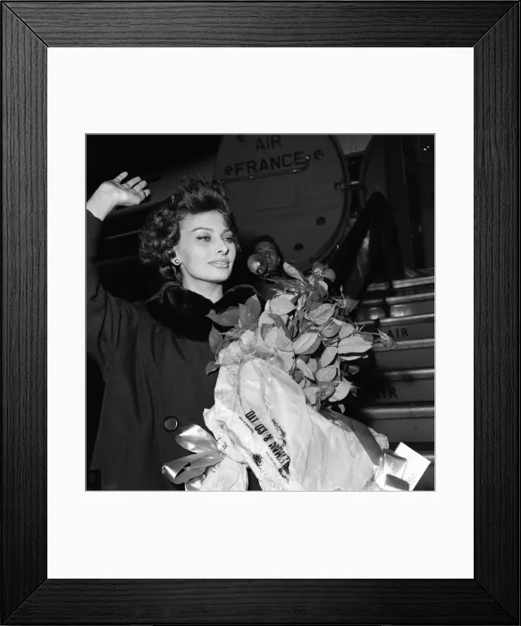 Framed Print : Sophia Loren pictured at London Airport. She is in London to make a war film Framed Print : Sophia Loren pictured at London Airport. She is in London to make a war film