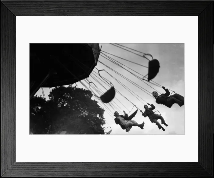 Framed Print : Crowds enjoying the Chair-O-Plane at the Tolworth Fun Fair in 1934