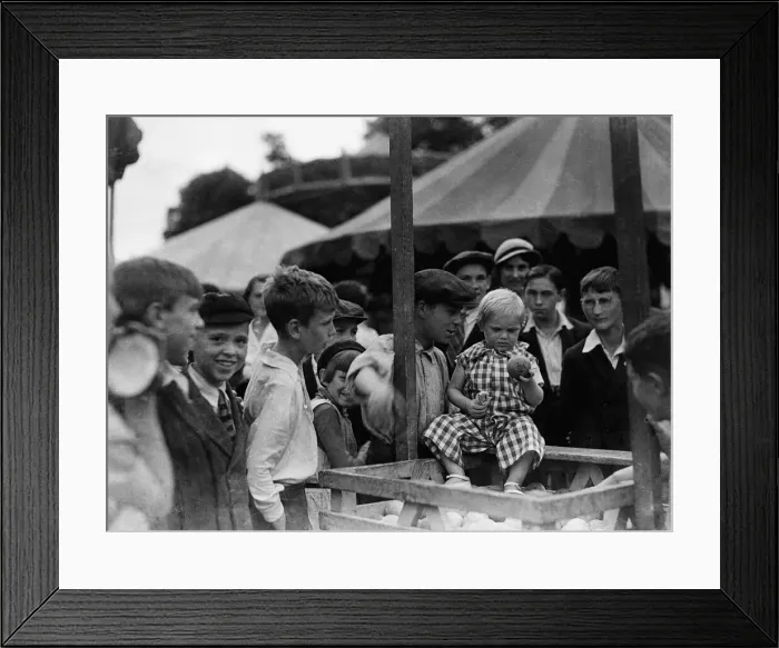Framed Print : Crowds enjoying the Coconut shy at the Tolworth Fun Fair in 1934
