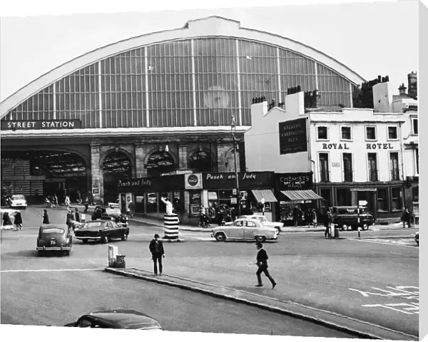 The facade of Liverpool Lime Street railway station seen from St Georges Plateau